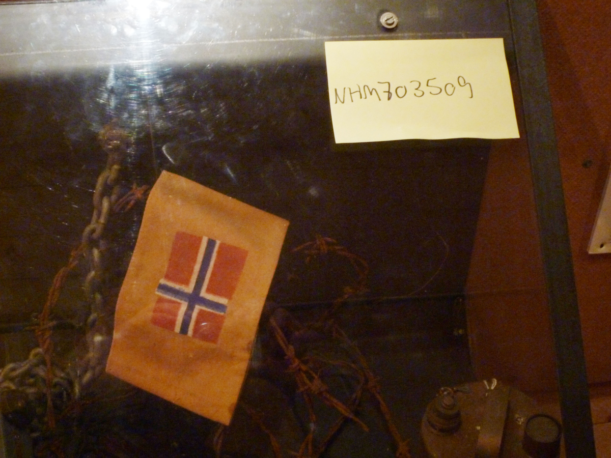 Armbind med norsk flagg Utlånt til Stiftelsen Bud/Ergan. ved Harry Hestad Fræna kommune 20/2-1995