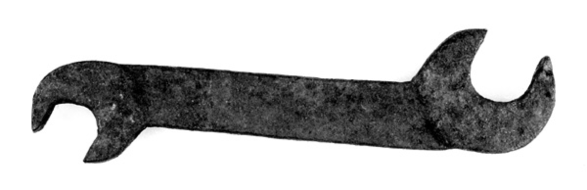 Verktøy som benyttes for en bestemt størrelse skruer/muttere. 
Fra knivmakerverkstedet til Lutnes (1890-1975). 