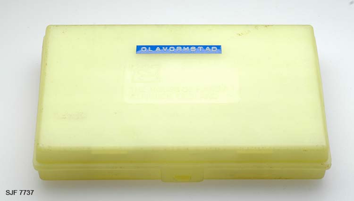 Tilstand: I forbindelse med omfototgrafering høsten 2002, oppdaget OT Ljøstad at enkelte av fluene i denne esken var totalt ødelagt av møllangrep.  Problemet må ses i sammenheng med at materialet har vært oppbevart i magasin C, der temperaturforholdene har passet møllen godt.  Fluene vil nå bli reingjort og flyttet til kjølerommet. 

Boksen inneholder ialt 76 fluer alle ant. tørrfluer. 2 stk har ekstra lange bein ant. navn: Daddy long legg. Tørrfluene virker på den måten at de flyter oppå vannet. Giveren har skrevet ei bok som heter "Isfiske" sammen med Knut Rom, boka ble utgitt i 1972. Giverens far var en ivrig sportsfisker og er gitt tittelen "Den fullendte sportsfisker". 