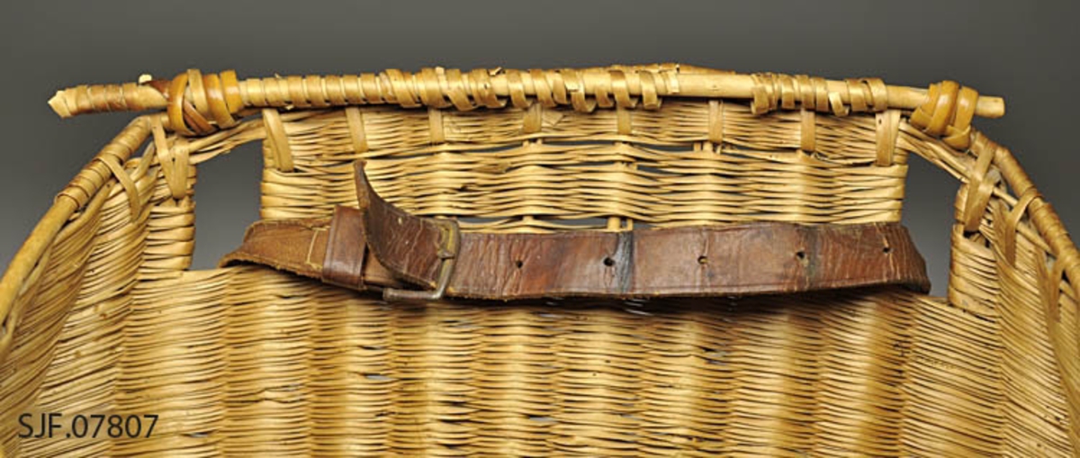 Fiskekurv er en flettet kurv med skulderrem til å bære fisken i, den mangler lokket. Kurven er ant. flettet av piltre (Salix). Skulderremene er laget delvis av strie og av lær. Fordelene ved å bruke kurv er at fisken ligger luftigere og mindre klemt enn i en pose eller veske. 
