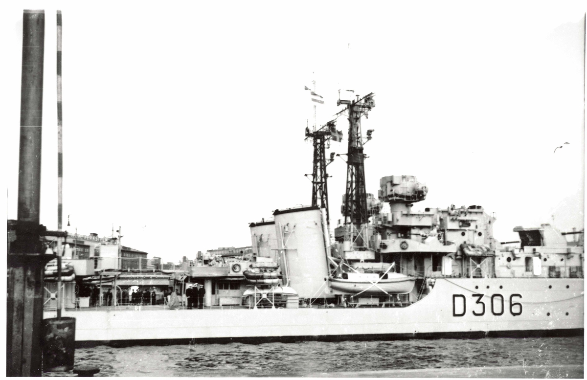 Motiv: Jageren KNM Stavanger 1954 - Styrbord midtskipet.