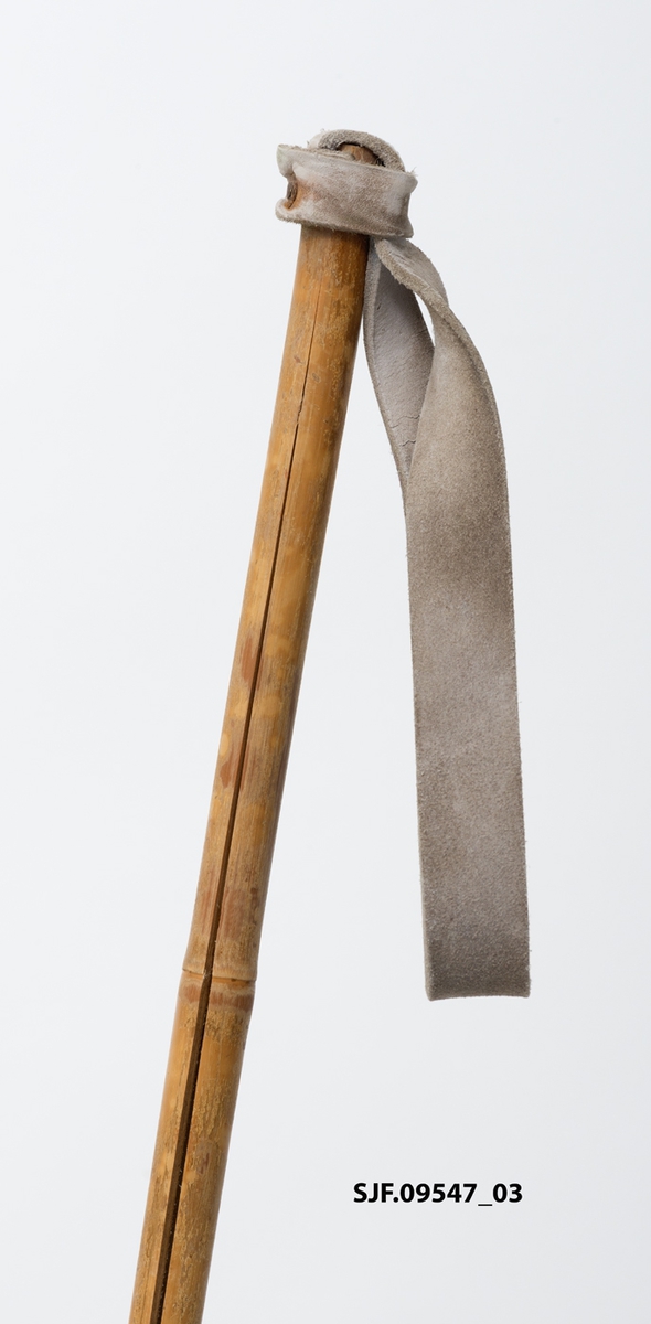 Stavene er av bambus, med messingholk nedesrt under trinsa. Trinseringen holdes sammen av to skinnremseri korsform. I krysningspunktet er staven tredd gjennom. Handreimene er av skinn og festet til toppen av staven med en gjennomgående mutterskrue. 
