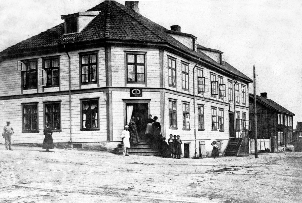 Eksteriør Klungsethgården, Torggata 43, folk foran, bakerskilt. Baker Nils Klungseth i hvitt sammen med betjeningen. 