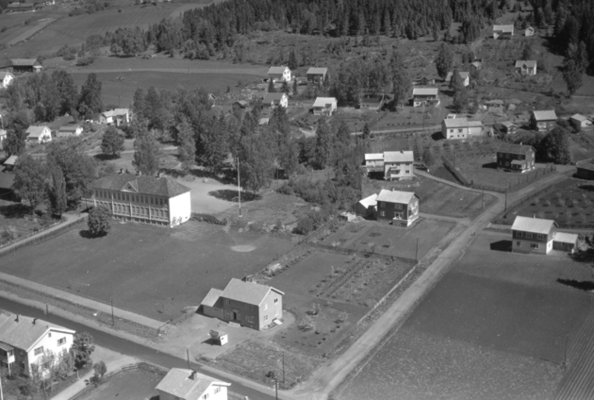 Flyfoto av Kilde skole, Moelv, Ringsaker og bebyggelsen rundt.