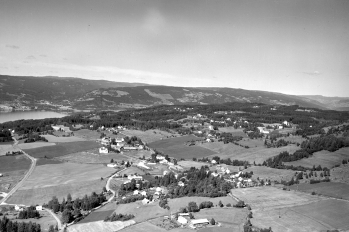 Flyfoto av bebyggelse, Brøttum, Ringsaker.