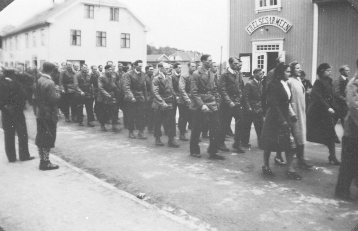 17. maitog 1945, Hjemmefronten passerer Frelsesarmeens hus Furnesvegen, Brumunddal.