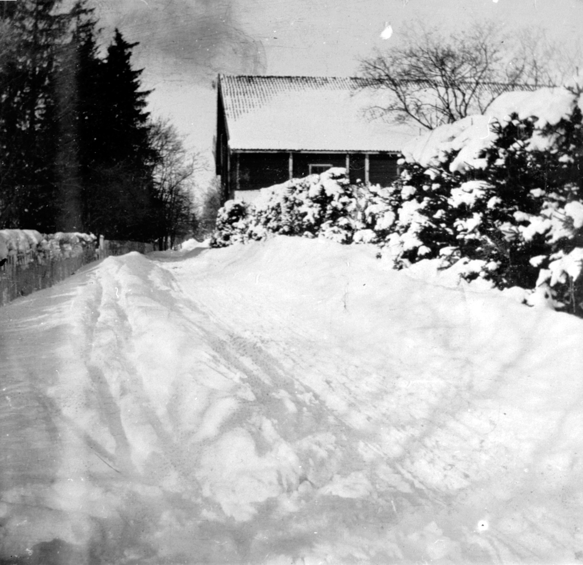 Låven på Hovelsrud, Helgøya. Vinter med mye snø. Skispor.