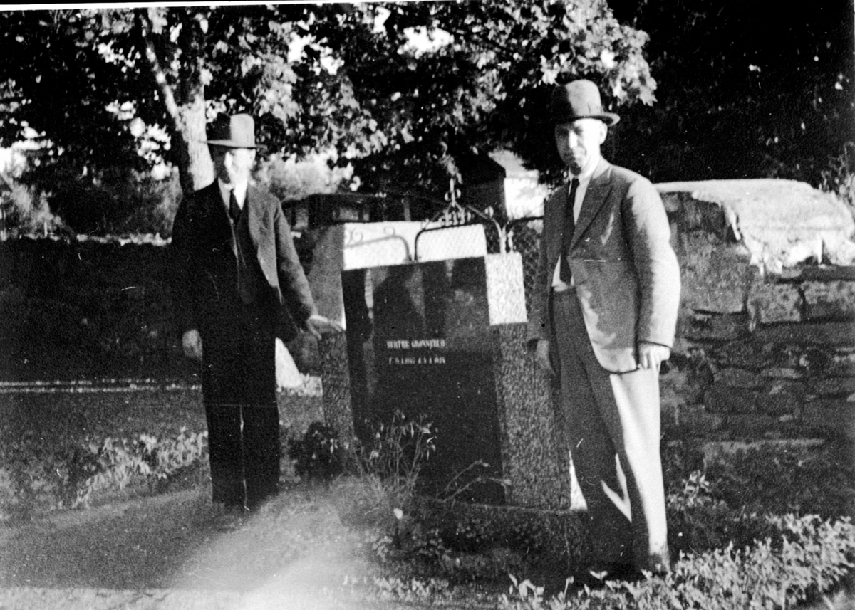 Ludvig Grønnerud (1890-1984) og Johan Grønnerud (1884-1957) ved moren Berte Olsdatter (1857-1934) sitt gravsted på Helgøya.