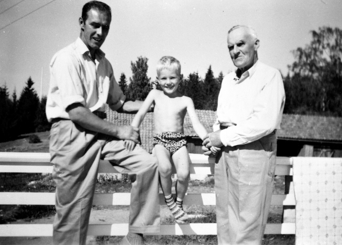 3 generasjoner på Danmark, Helgøya. Fra venstre er Harald Johan Raabe, Frantz Christian Raabe, Gustav Adolf Raabe.