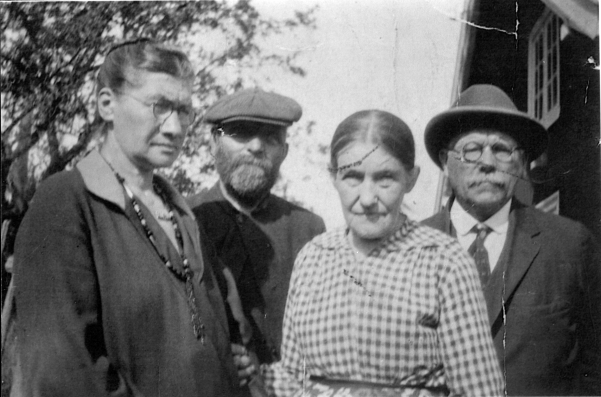 Besøkende skyldfolk fra Amerika i Kusvea, Rudshøgda, Ringsaker. I midten er Johannes Johnsen Lilleberg f.1861 og Ambjørg Evensdatter f. 1862.
