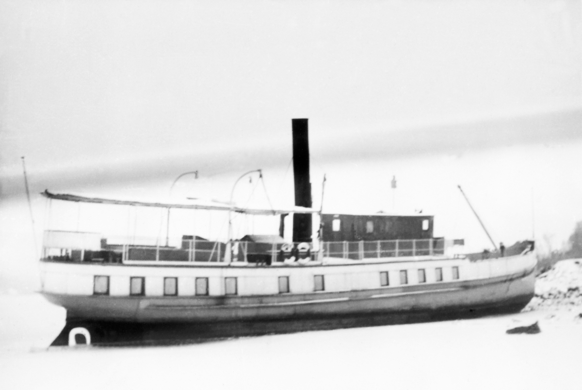 Mjøsbåten D. S Hamar i opplag ved Jessnes, bildet er trolig tatt vinteren 1951. Båten lå da klar for hugging. Bildet tatt hos Helmer Hansen på Jessnes. Han kjøpte båten til opphugging høsten 1951.