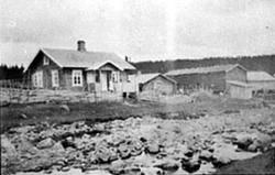 HUSET TIL VENSTRE BRANT 1941, STØRHUSET, FJØSET, BRINGEBU SE