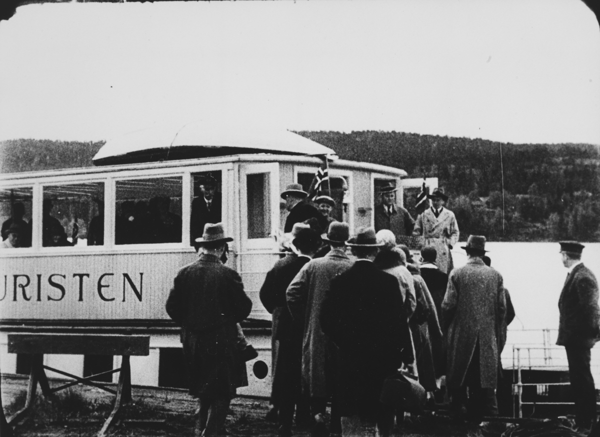 Ekstratog for pressen har ankommet med Tertitten til brygga på Skulerud og går ombord i D/S Turisten. Fra pressens befaring på Urskog-Hølandsbanen og Haldenkanalen 2.6.1927.