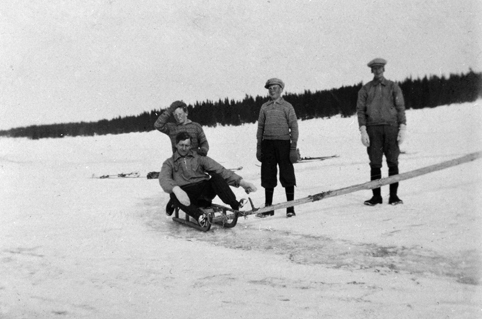 Kveådammen i Vang Almenning. F. v. Einar Gjørslie, Leif Gjørslie og Lars Gjørslie. Sigurd Skogen sitter på kjelken. Trinsomkjelke på isen. 