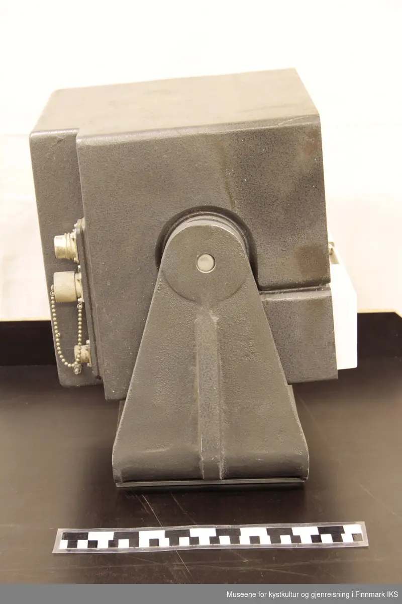 Decca MK-21 ble brukt ombord i båten "Våbøen" til systemet ble nedlagt i Januar 1997. De første kom i bruk på 60 tallet. Utenfor Gamvik brukte de den røde og fiolett, ved Sørøya fiolett og grønn og i Lofoten brukte de alle tre for å få kryssepeiling. Decca Navigasjonssystem var et lavfrekvens Rodio-navigasjonssystem som først be benyttet av de allierte under annen verdenskrig, særlig for å være på riktig sted ved landganger. Decca ble vannligst brukt av Kystfiskeflåten og skipstrafikken i kystfarvann. Finnmarkkjeden bestå av 7E Master var i Børselv, røde slave i Kirkenes, grønn slave i Vannøy Øst, fiolett/rød slave i Nordkapp og oransje  var brukt til "Ekstra" frekvens. Systemet er også blitt benyttet av fly og av helikoptertrafikken til oljeinstallasjonene i Nordsjøen. Systemet ble avløst av GPS. Decca sendersystemet har ikke vært i drift siden våren 2000.
