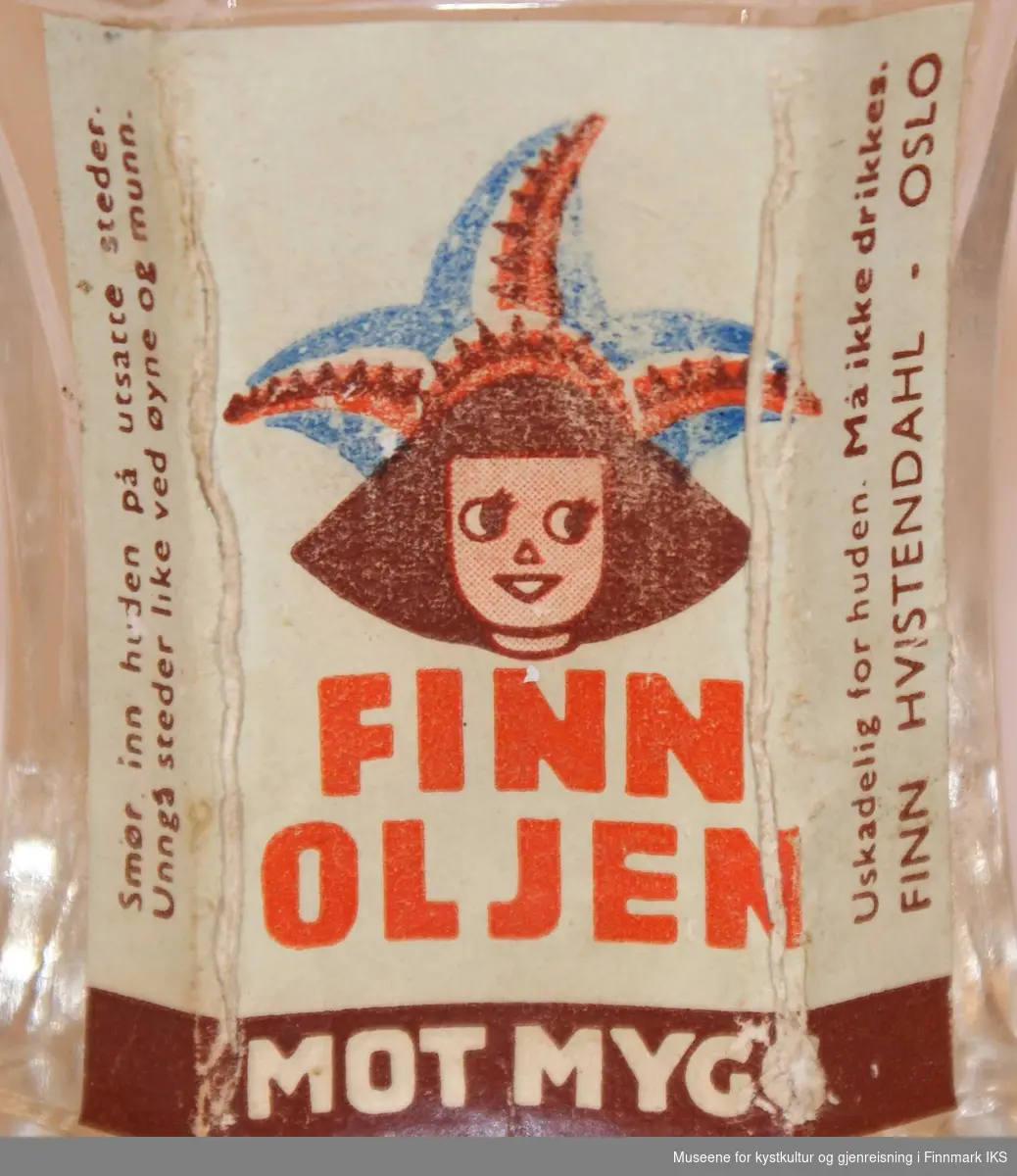 På etiketten på fremsiden av flasken er det avbildet en tegning av et samisk jentebarn med samisk lue. Jenta har brunt hår og rosa ansikt, og lua er i fargene blått, lys blågrått, rødt og brunt.