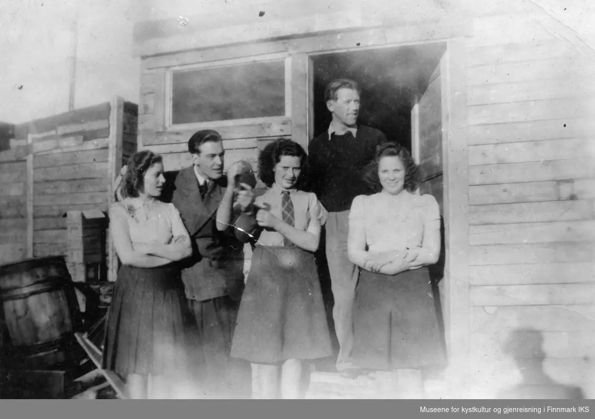 Fremst  fra venstre: Alfhild Karlsen, Guri Efraimsen og Ruth Ananiassen. Ukjent mann mellom Alfhild og Guri. Birger Giæver Pedersen i døråpninga til folkekjøkkenet/frelsesarmebrakka, ca 1947