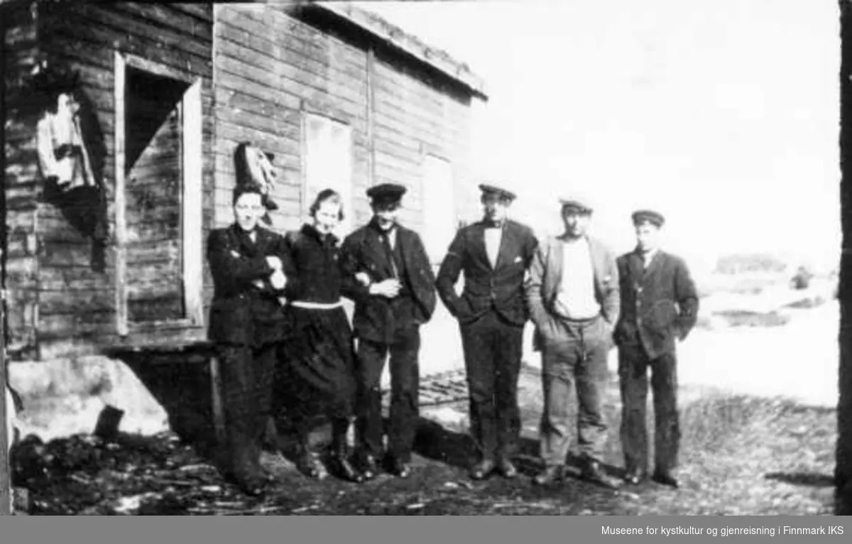 Fra venstre: nr 2 er kokke Bjørg Jensen fra Målselv. De andre ukjente. I bakgrunnen månedskarhuset "Branok" i Kongsfjord, ca 1924