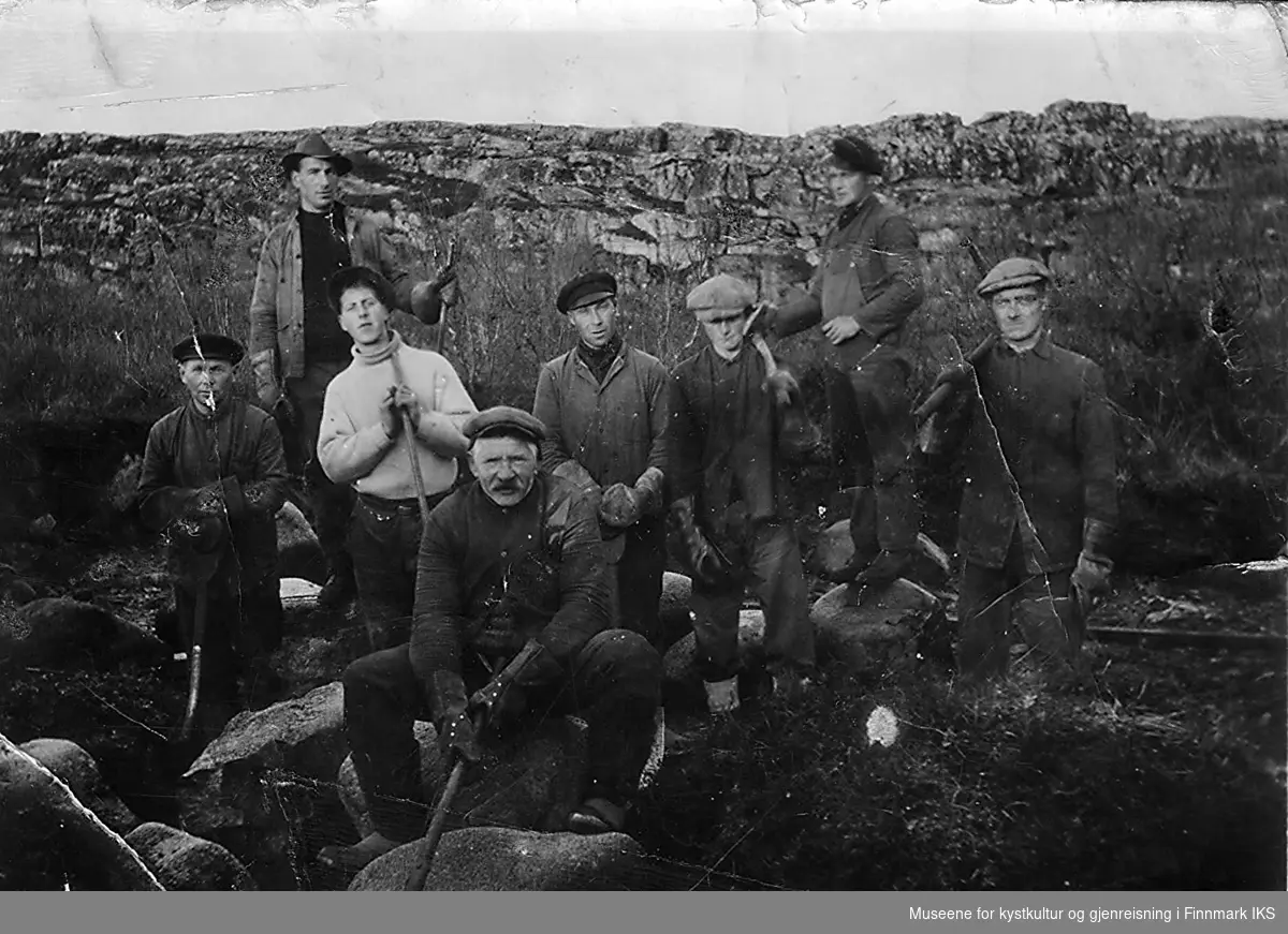 Åtte veiarbeidere. Nr. to fra venstre er Henry Grøsnes(lys genser), bak han, Olaf Nor(d)gård og foran Henry sitter Hans J. E. Hansen. Resten er ukjente. Ca 1935