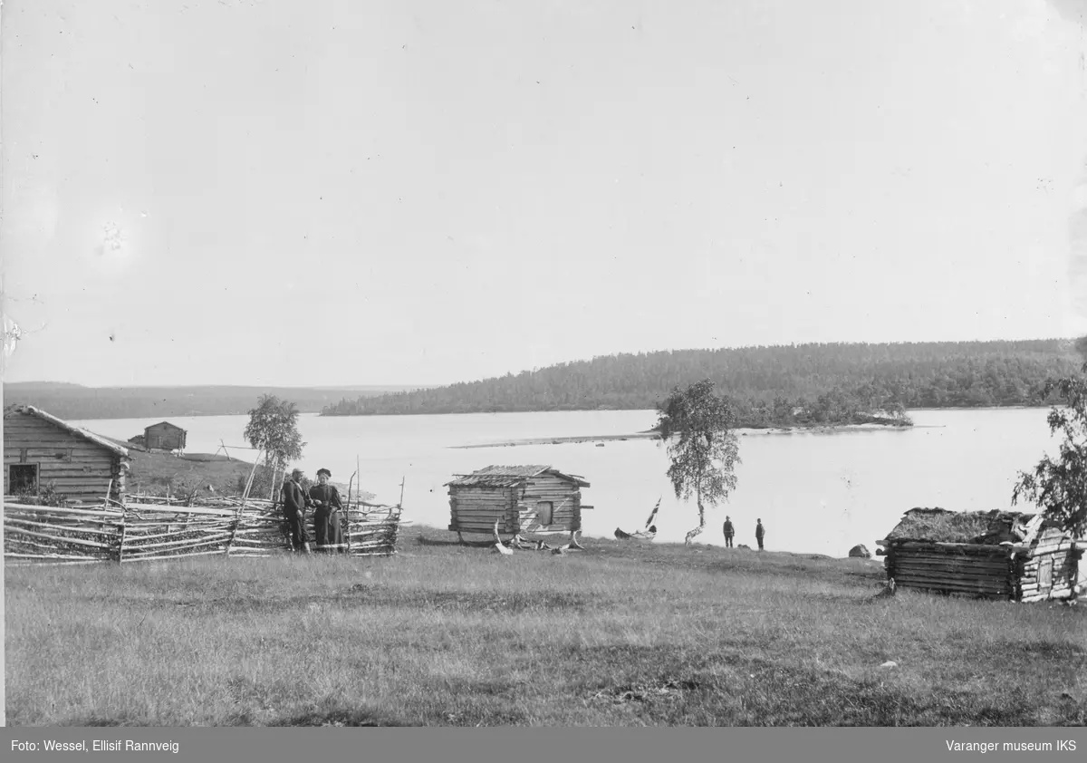 Skolteboplass på Nakholmen, Vaggetem, Pasvik juli 1897. Cand.jur Hillestad og Frk. Hagemann står lent inn til et gjerde.
