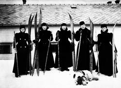 5 damer med ski og hund foran Amtmannsgården 1898. Frk Bents