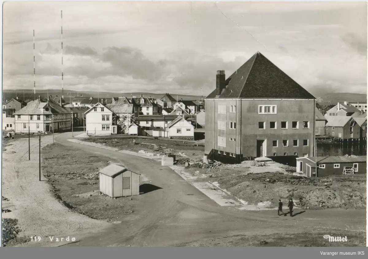 Postkort, Valen, Rådhuset til høyre, ca. 1955