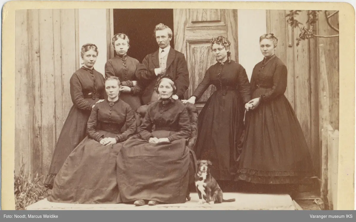 Familieportrett, Elisabeth Brodtkorb med seks av sine barn, antatt 1869