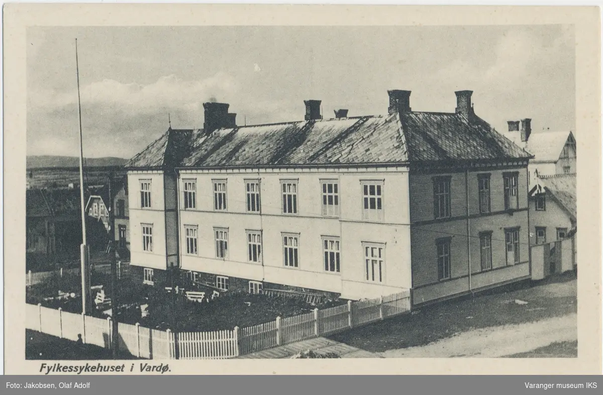 Postkort, fylkessykehuset i Vardø, sett mot nordvest