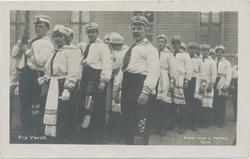 Turnere foran den gamle turnhallen