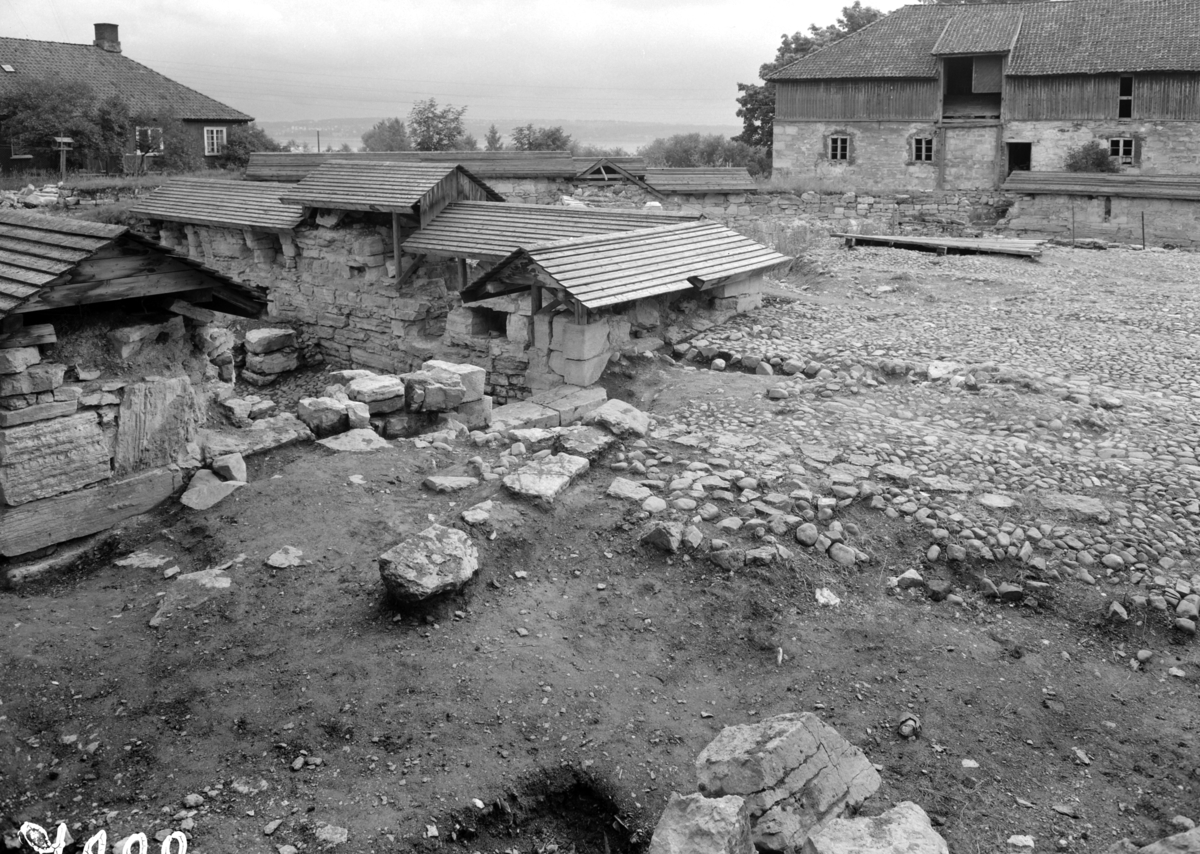 Arkeologiske undersøkelser i Hamar bispegård, Domkirkeodden, Hamar 1958. Undersøkelser i terrenget vest for tårnruinen K. HKR. 300.