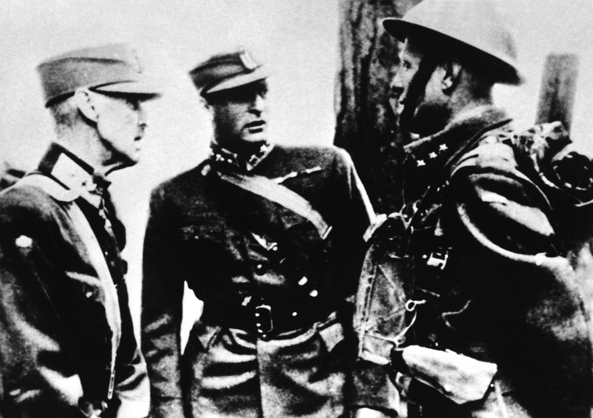 Storbritannia, Skottland, 2. verdenskrig, kong Haakon og kronprins Olav på inspeksjon av den norske brigaden under krigen, i samtale med kompanisjef Bjart Ording, 