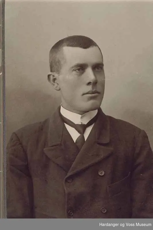 Portrett, visittkort, mann, slips. Lars L. Sæbø