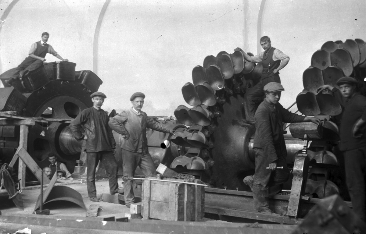 Montering av turbinar, 9 arbeidarar, Tysso I, kraftstasjon 