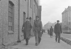 Verftsarbeidere ved TMV spaserer langs Innherredsveien. Rekl