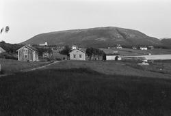 Vik i Flatanger med Vik gård og Vik kirke i bakgrunnen