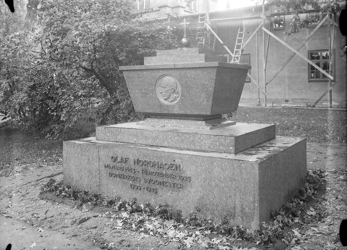 Avsløring av professor Olaf Nordhagens gravsted på Domkirkegården