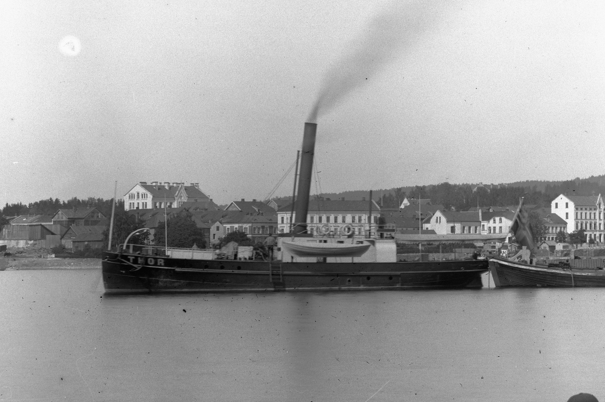 Jernbanebrygga, Hamar.  Mjøsbåt. Dampbåt. lastebåt og slepebåten D/S Thor,  ble også brukt til isbryting,