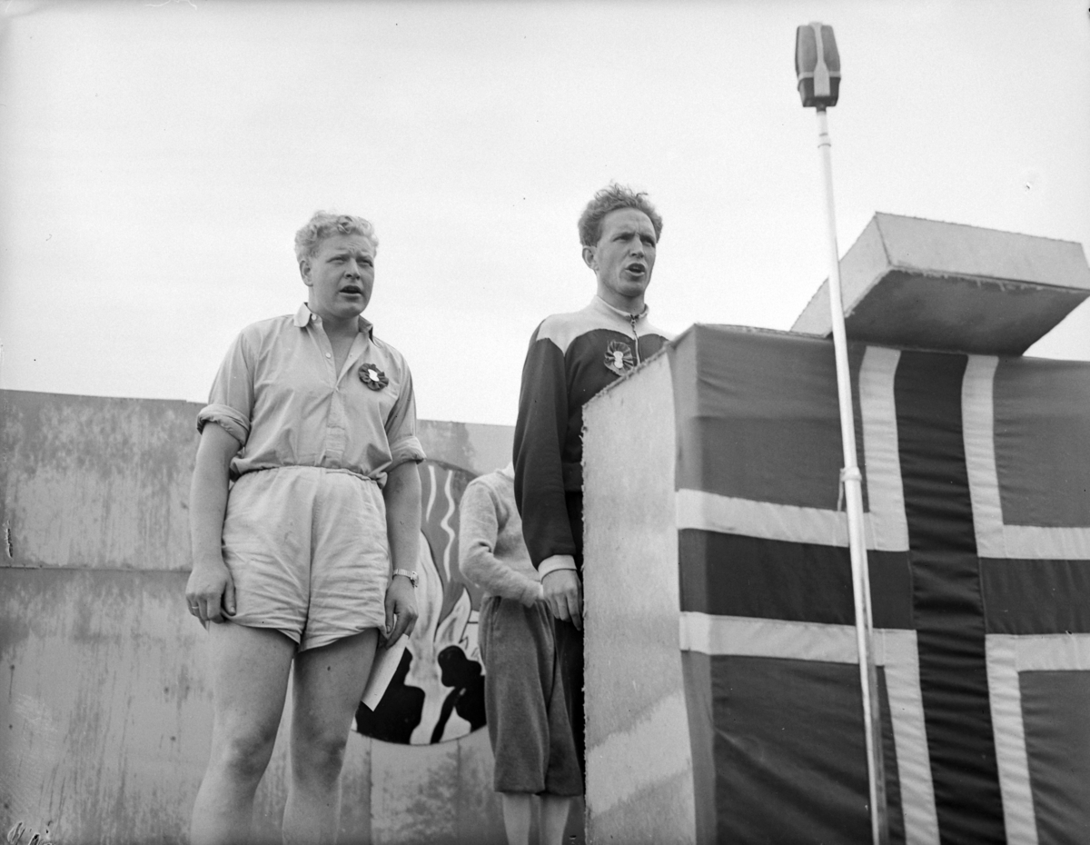 AUF, Arbeidernes Ungdomsfylking, Nordisk Sommerleir, Martodden, Hamar. 3500 nordiske og 10 spanske ungdommer var samlet. Teltleir, ungdommer, politisk tale, talerstol. 6 motiver.