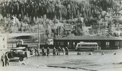 Løkken stasjon. Passasjerer og busser fra TOB og Surnadal Bi