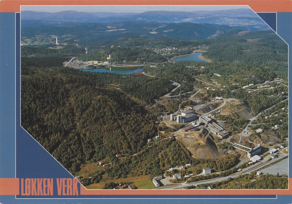 Postkort fra Løkken Verk med flyfoto av gruveanleggene fra Astrup, Fagerlia og Bjørnli til separasjonsverket.