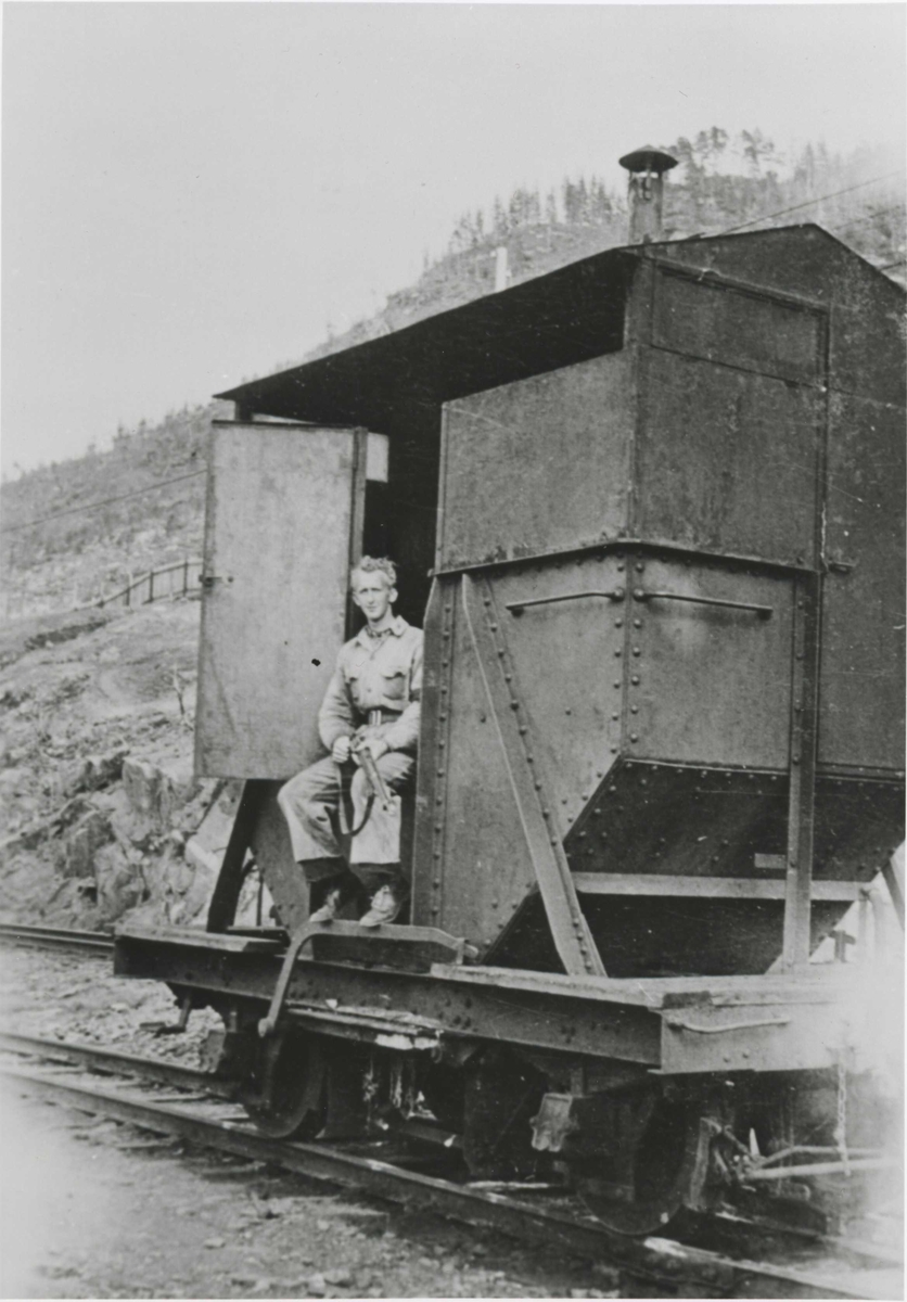 Ørnulf Knutstad i en kisvogn som ble ombygd til panservogn under krigen. Dette bildet er tatt på Thamshavn like etter krigen.