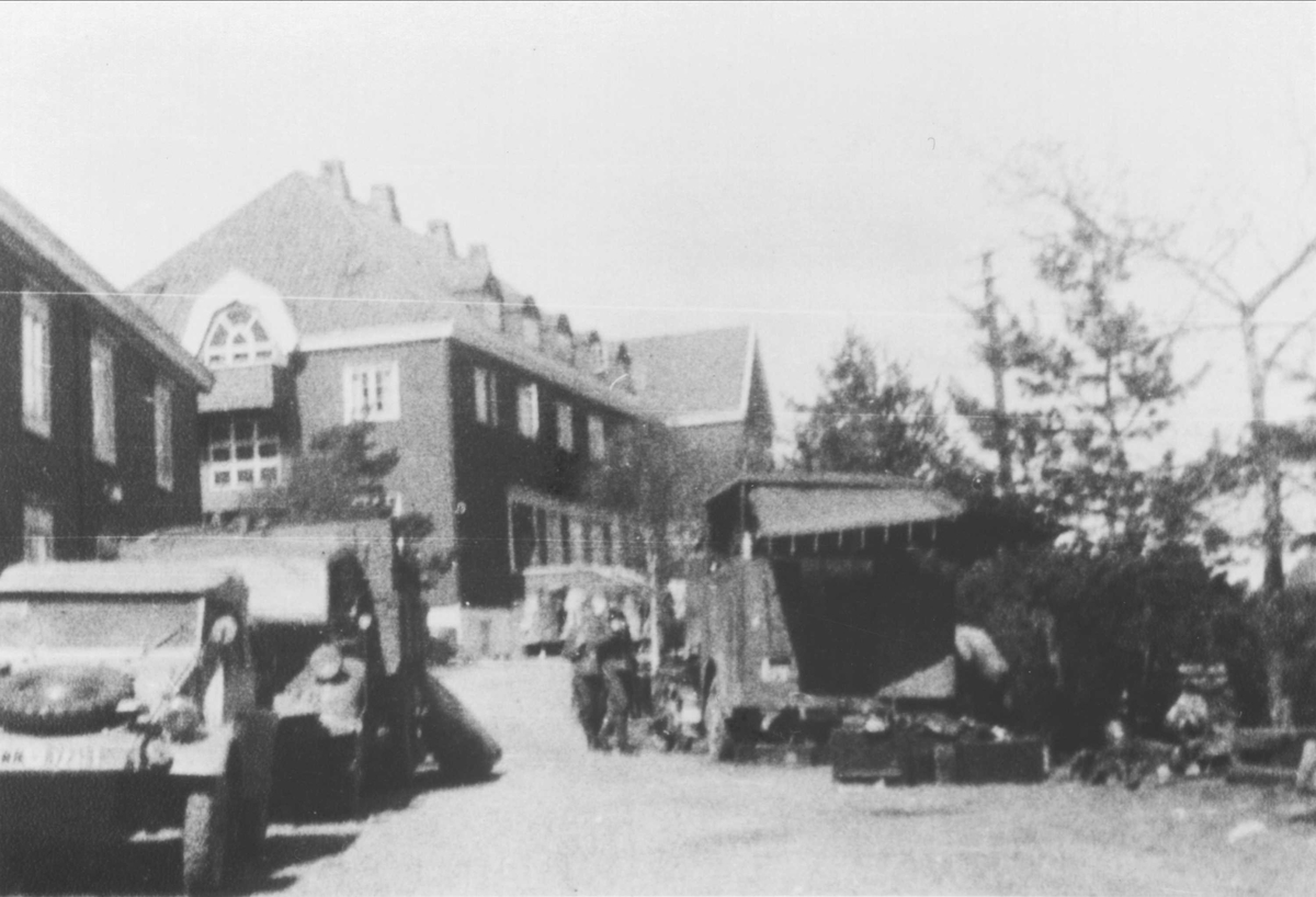Tyske soldater og kjøretøyer utenfor Orkla Hotell. Nærmest til venstre en Volkswagen Kübelvagen.