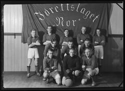 Gruppebilde av fotball-laget i Idrettslaget Nor, 1939