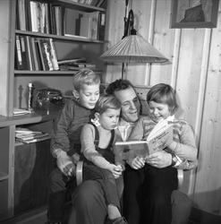 FAMILIEN KJØS, F. V. BJARNE, OLAV, ERIK OG RANDI KJØS, 1959.