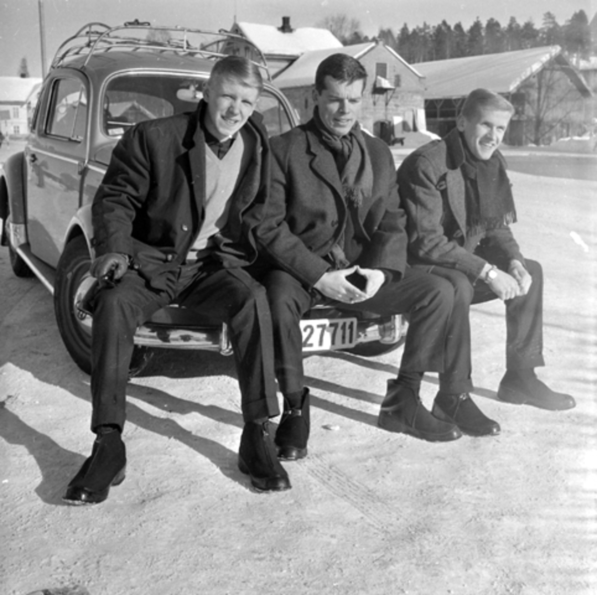 Elverum håndball, Arnulf Bæk, Thor Nohr og Finn Urdal ("bastanten"), ved gamle Shell-tomta (Torget). Steinbua i bakgrunnen.