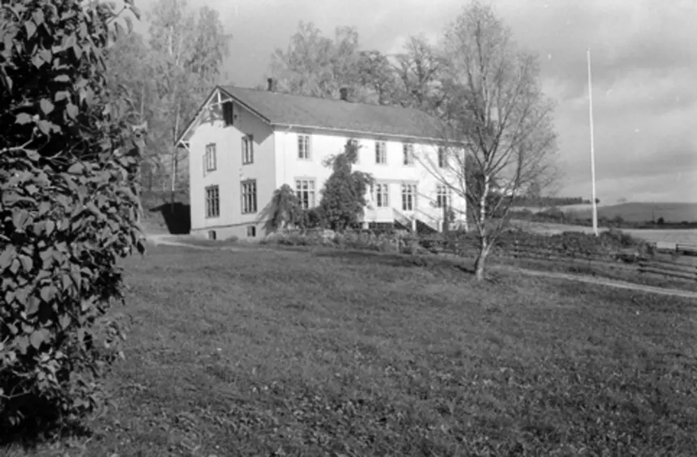 Hovedbygningen på Hol gård i Holsvegen, nå Hol barnehage.