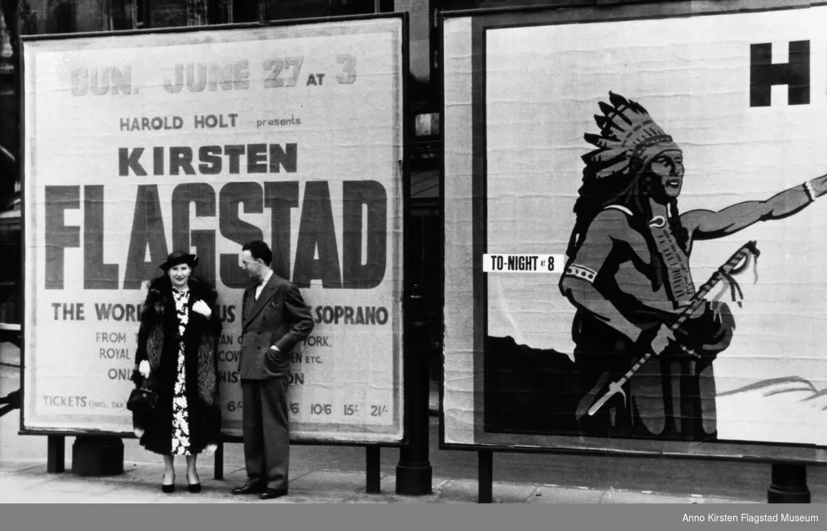 Kirsten Flagstad og henns USA akkompagnatør Edwin McArthur utenfor Albert Hall, London juni 1937. Kirsten Flagstad with her USA accompanist Edwin McArthur outside Albert Hall, London June 1937. 