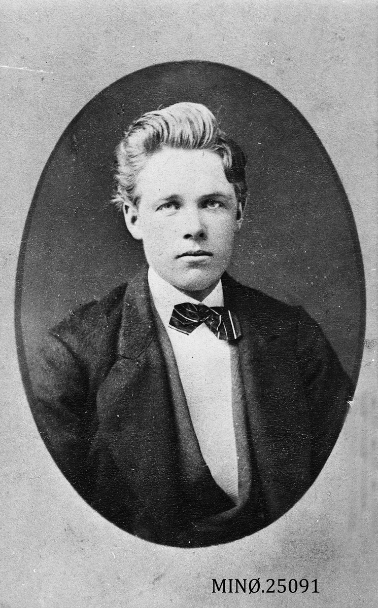 Portrett av ung mann - Gunnar Larsson Sjulhusjordet. 