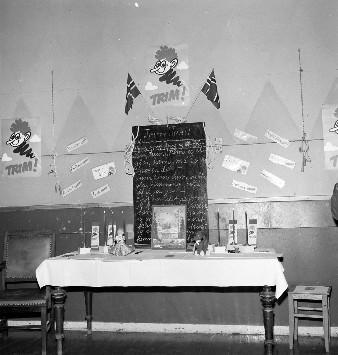 Situasjonsbilder, Dala-Trim. Sveum. Oktober 1967. "Trimiann" aksjonen. Trimplakat. Brumunddal. TRIMIANN-figuren er malt av Guttorm P Haugen