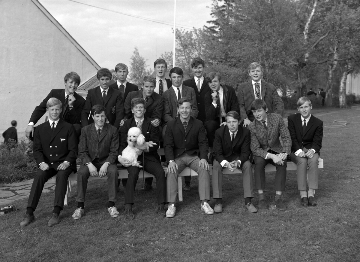 Eckboskolen 1968. Gruppe 16 elever. Gutter i dress. 29/5-1968. Eckbo skolen. (4 bilder) Eckbo-skolen på Grimerud gard i Ottestad, Stange. Kostskole. 